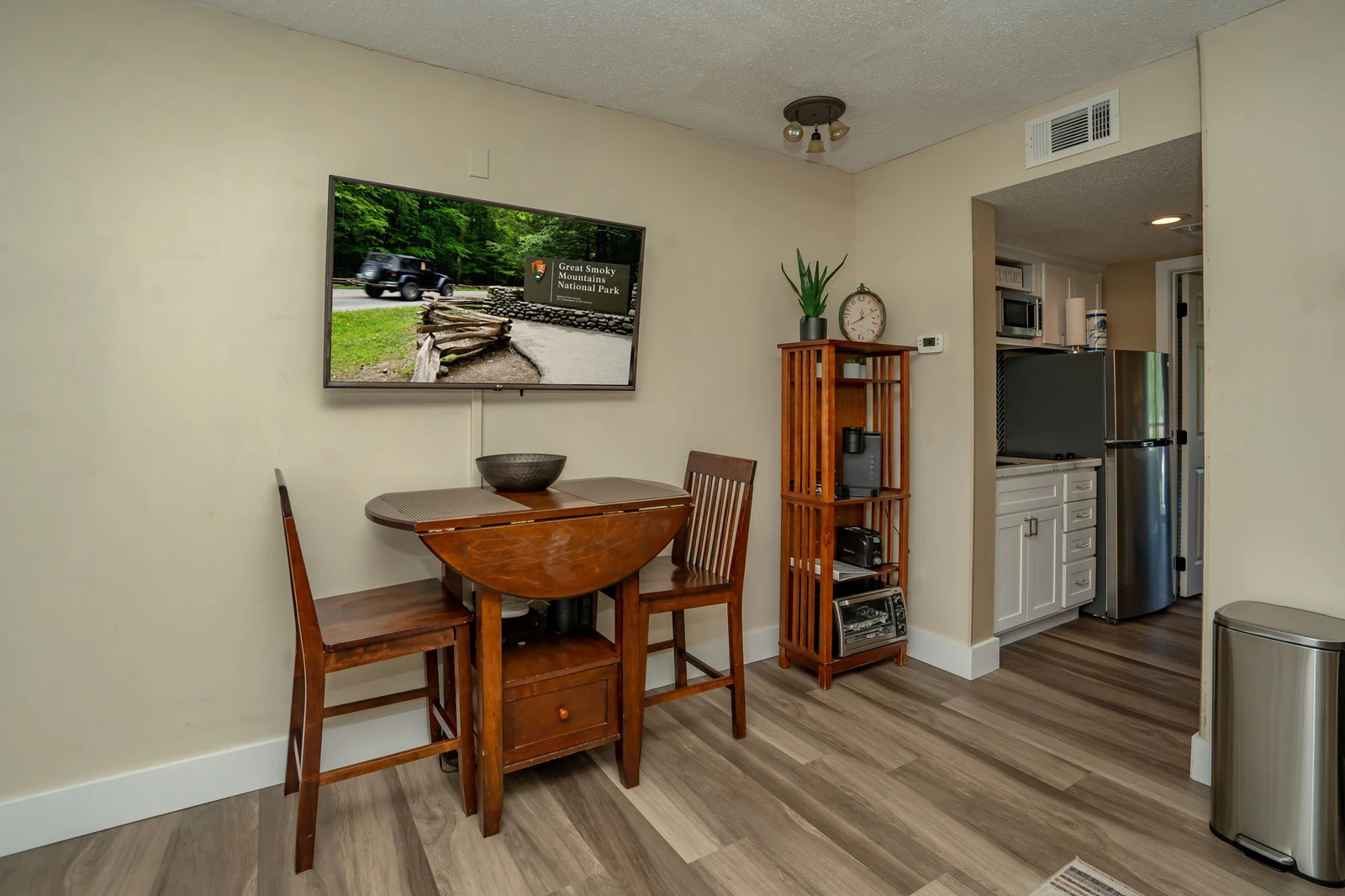 Settle in at your cozy dining nook, where a large TV and full kitchen just steps away set the stage for relaxed meals and entertaining.