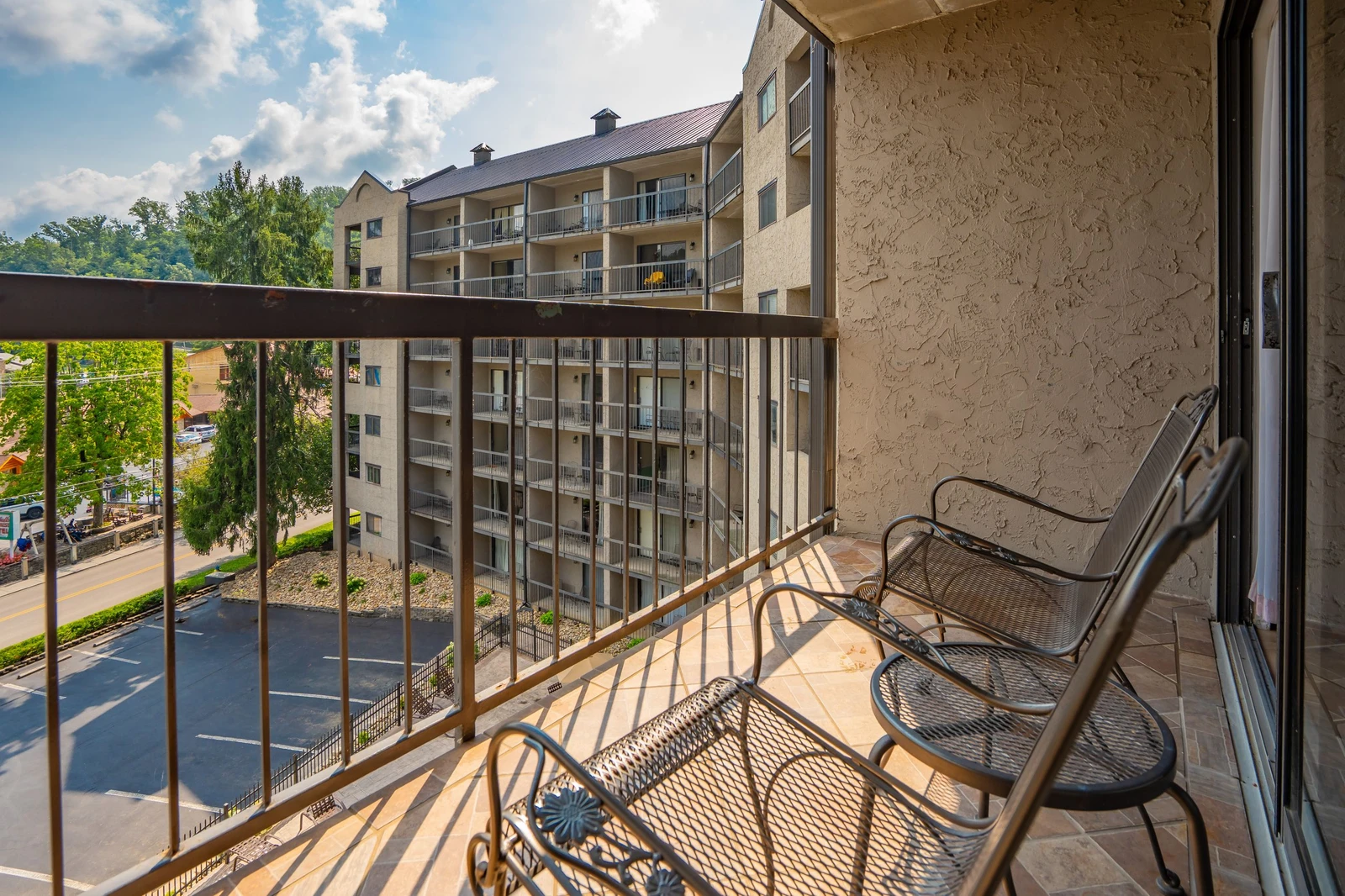 Step onto your private balcony where mountain breezes and comfortable seating await. Watch the sunlight dance across the hills while you enjoy your morning coffee or unwind after exploring nearby attractions.